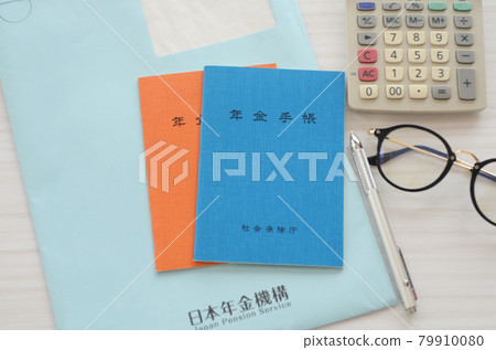 有養老金通知和養老金筆記本。 79910080