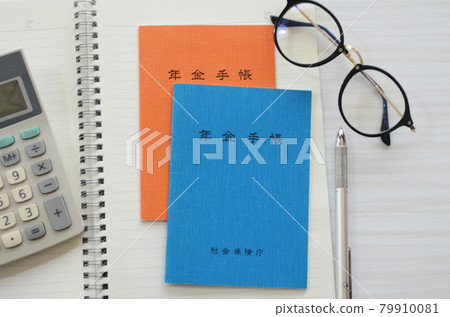 有兩本養老金筆記本。 有兩本養老金筆記本。 79910081