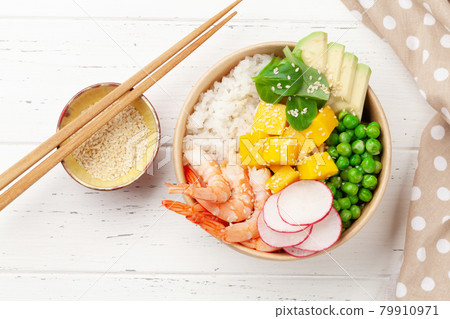 Poke bowl with shrimps, avocado and mango 79910971