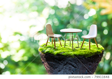 Dialogue image in nature 79911648