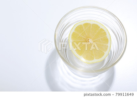 Lemon cut in half Lemon cut in half 79911649