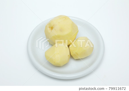 Peeled potatoes Peeled potatoes 79911672