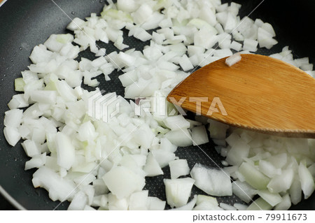 在煎鍋裡炸洋蔥 在煎鍋裡炸洋蔥 79911673