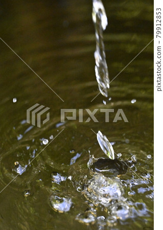 Water drops that fall vigorously 2 Water drops that fall vigorously 2 79912853