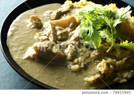 Coconut-flavored Thai curry and coriander leaves to eat in the hot summer 79915995