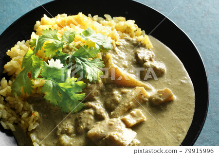 Coconut-flavored Thai curry and coriander leaves to eat in the hot summer 79915996