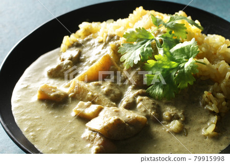 Coconut-flavored Thai curry and coriander leaves to eat in the hot summer 79915998