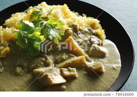 Coconut-flavored Thai curry and coriander leaves to eat in the hot summer 79916000