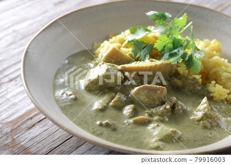 Coconut-flavored Thai curry and coriander leaves to eat in the hot summer 79916003