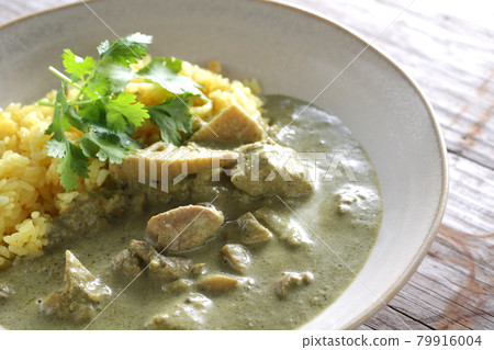 Coconut-flavored Thai curry and coriander leaves to eat in the hot summer 79916004
