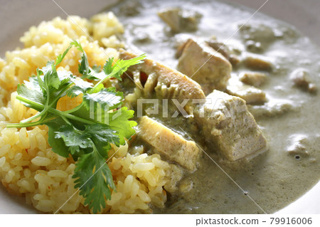 Coconut-flavored Thai curry and coriander leaves to eat in the hot summer 79916006