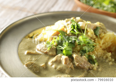 Coconut-flavored Thai curry and coriander leaves to eat in the hot summer 79916010