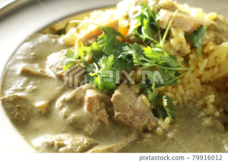 Coconut-flavored Thai curry and coriander leaves to eat in the hot summer 79916012