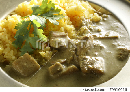 Coconut-flavored Thai curry and coriander leaves to eat in the hot summer 79916016