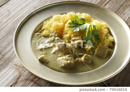 Coconut-flavored Thai curry and coriander leaves to eat in the hot summer 79916018