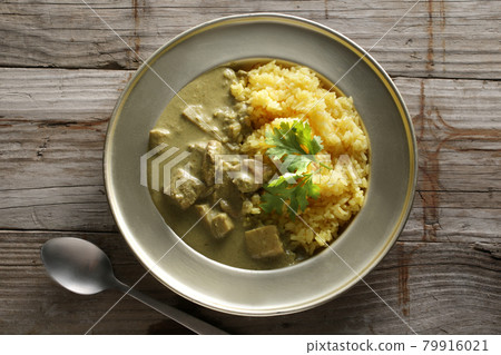 Coconut-flavored Thai curry and coriander leaves to eat in the hot summer 79916021