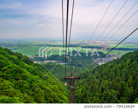View the cityscape from the window of the ropeway (Mt. Yahiko, Yahiko Village, Niigata Prefecture) 79918684