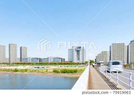 從川崎市到東京大田區的多摩河煤氣橋和建築物沿線的城市景觀 79919063