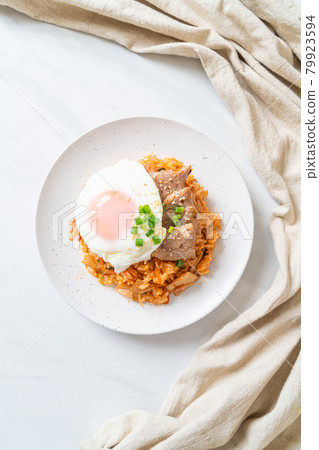 Kimchi fried rice with fried egg and pork 79923594