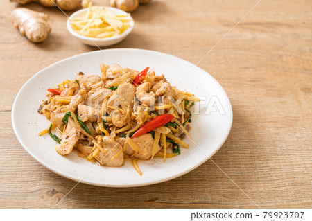 stir-fried chicken with ginger 79923707