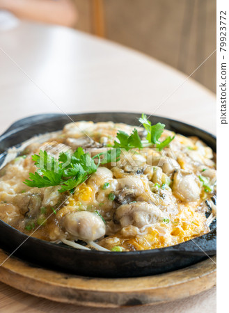 Oyster omelette with bean sprout Oyster omelette with bean sprout 79923772