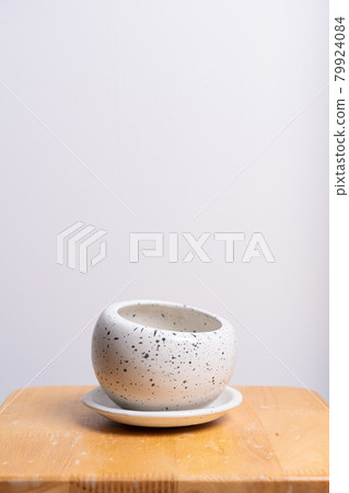 clay flower pot 79924084