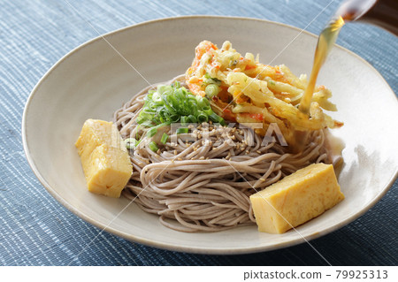 Cold soba noodles to eat in summer 79925313