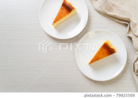 burn cheesecake on white plate 79925509