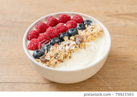 homemade yogurt bowl with raspberry, blueberry and granola 79925563