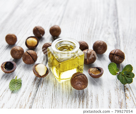 Natural macadamia oil and Macadamia nuts 79927054