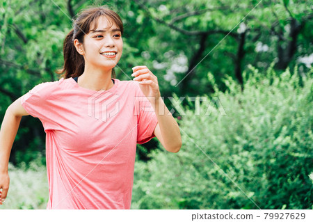 走路的女人 79927629
