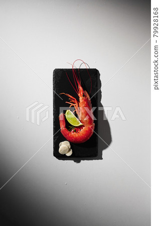 Cooked royal prawn with lime, garlic and greens 79928168