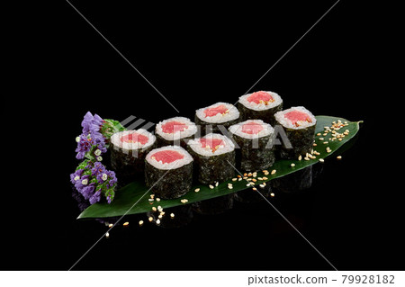 Makizushi rolls with tuna and sesame on bamboo leaf Makizushi rolls with tuna and sesame on bamboo leaf 79928182