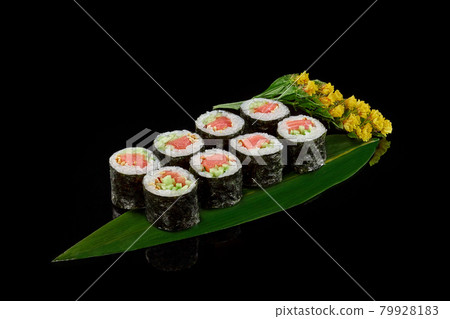 Maki sushi rolls with smoked salmon and cucumbers on bamboo leaf Maki sushi rolls with smoked salmon and cucumbers on bamboo leaf 79928183