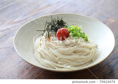 Summer chilled bukkake udon 79928474