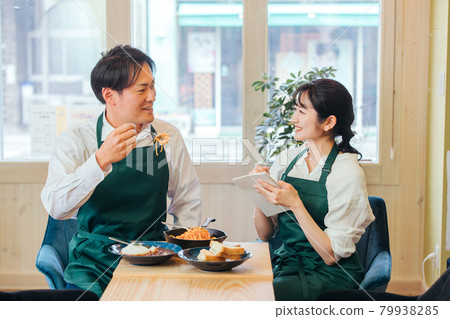 Men and women who run restaurants, cafes, restaurants Men and women who run restaurants, cafes, restaurants 79938285