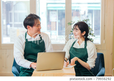 Men and women who run restaurants, cafes, restaurants Men and women who run restaurants, cafes, restaurants 79938292