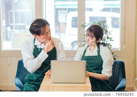 Men and women who run restaurants, cafes, restaurants Men and women who run restaurants, cafes, restaurants 79938293