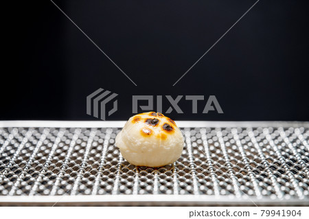 Mochi baked with shichirin and bincho charcoal 79941904
