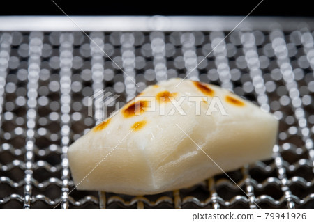Mochi baked with shichirin and bincho charcoal 79941926