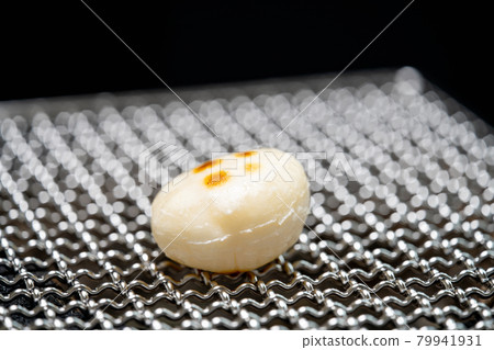 Mochi baked with shichirin and bincho charcoal 79941931