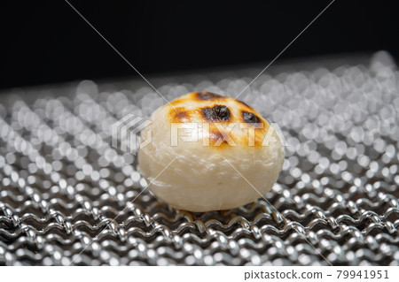 Mochi baked with shichirin and bincho charcoal 79941951
