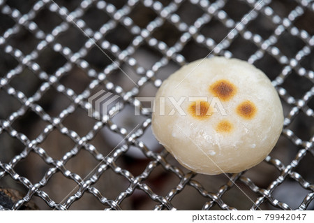 Mochi baked with shichirin and bincho charcoal 79942047