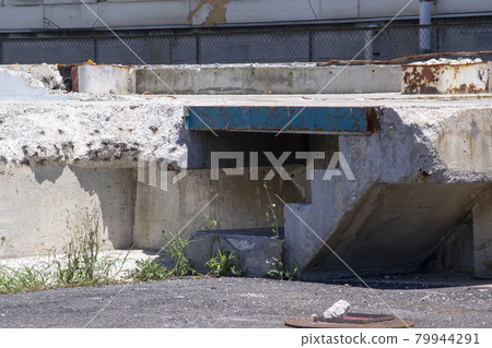 Demolition work site: Collapsed concrete 79944291