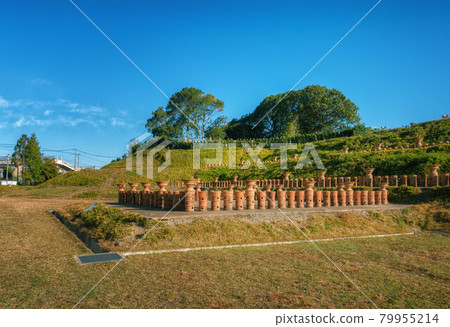 展示京都府長岡京市的Eriyama Tumulus的Haniwa和Nishi-zukuri的風景 79955214