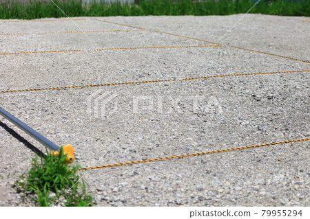 帶有碎石的停車場圖像 79955294