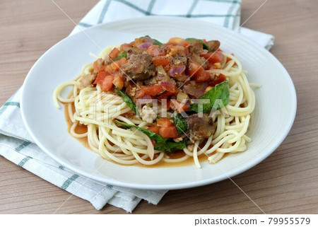 Spaghetti with Pork, Tomato and Sweet Basil 79955579