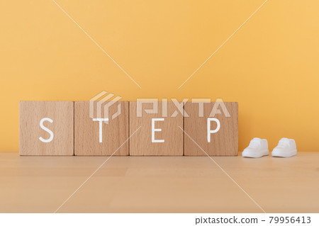 Steps | Building blocks and shoe toys labeled "STEP" 79956413