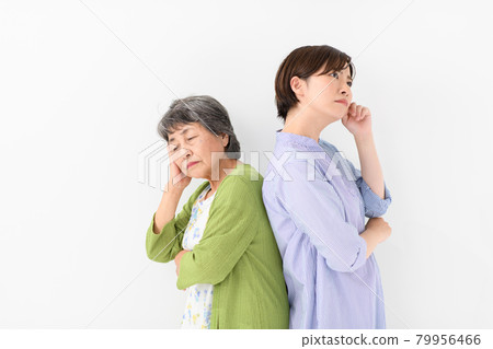 高級女性，年輕女性，思考，擔心 79956466