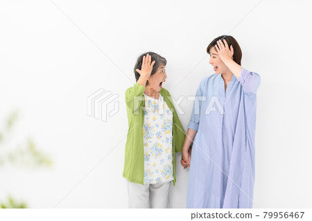 老年婦女、年輕婦女、健忘煩惱 老年婦女、年輕婦女、健忘煩惱 79956467